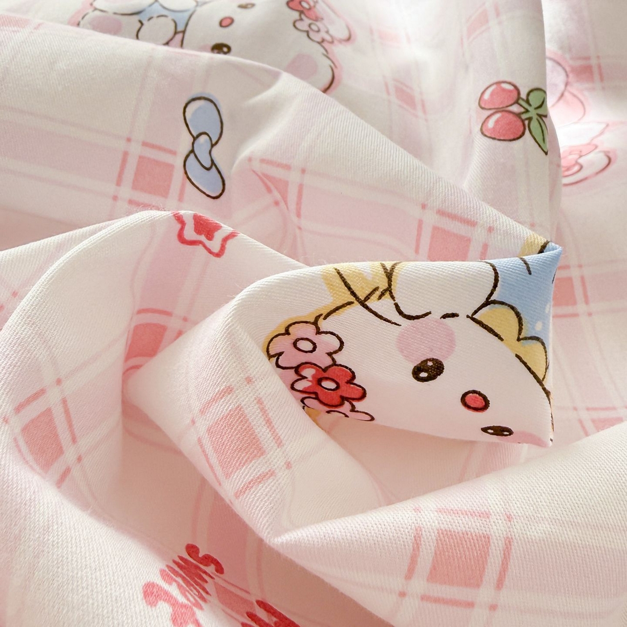 91家纺网 家纺一手货源 找家纺 女子家纺 2026新款全棉12868卡通印花四件套大耳朵兔兔系列 hello粉猫