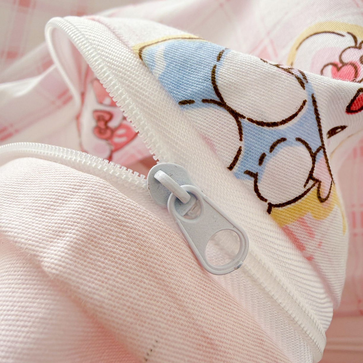 91家纺网 家纺一手货源 找家纺 女子家纺 2026新款全棉12868卡通印花四件套大耳朵兔兔系列 hello粉猫