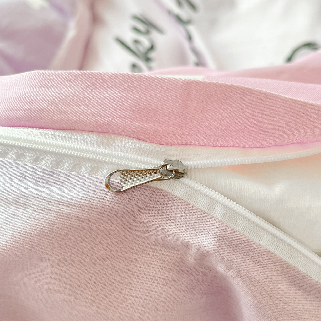 91家纺网 家纺一手货源 找家纺 博雅 2026春夏新款三丽鸥新花型全棉纯棉大版印花四件套 全棉大版（升级款信封枕）晚安库洛米