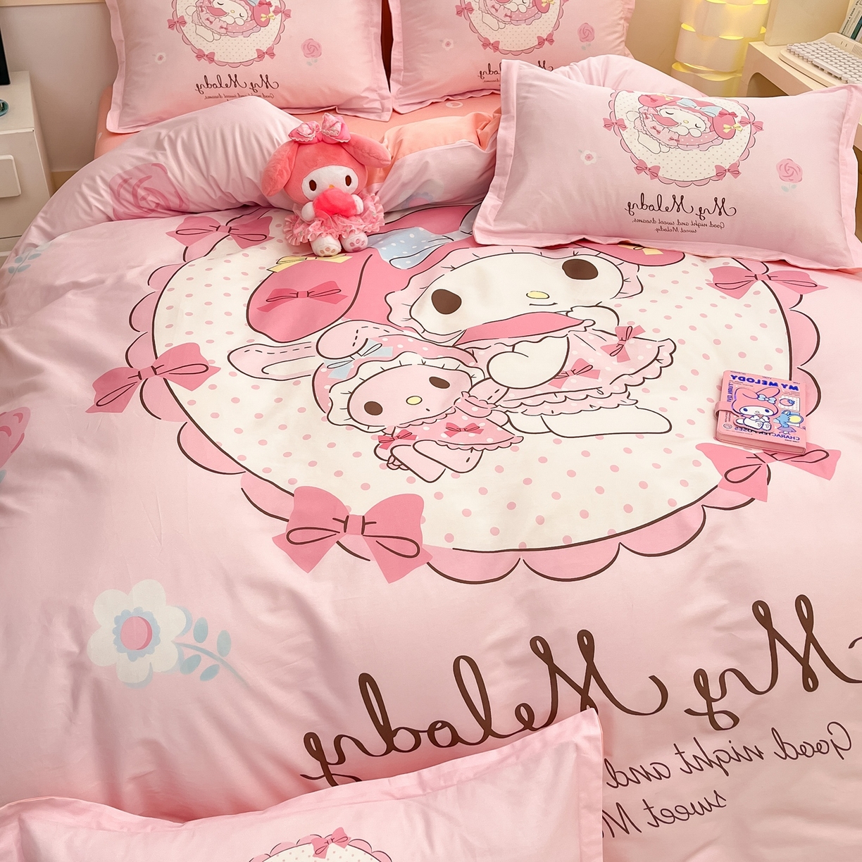 91家纺网 家纺一手货源 找家纺 博雅 2026春夏新款三丽鸥新花型全棉纯棉大版印花四件套 全棉大版（升级款信封枕）小花美乐蒂