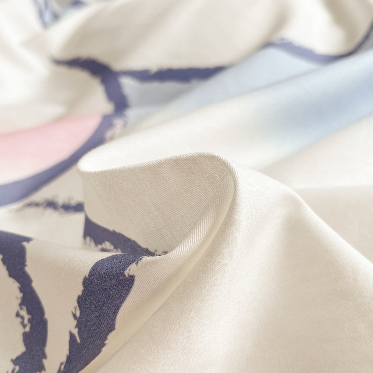 91家纺网 家纺一手货源 找家纺 博雅 2026春夏新款三丽鸥新花型全棉纯棉大版印花四件套 全棉大版（升级款信封枕）云朵玉桂狗