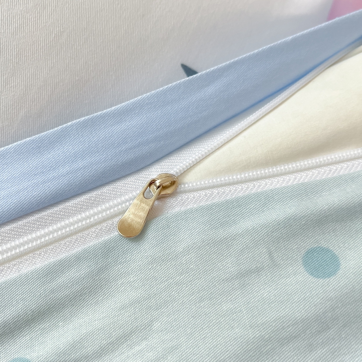 91家纺网 家纺一手货源 找家纺 博雅 2026春夏新款三丽鸥新花型全棉纯棉大版印花四件套 全棉大版-蛋黄玉桂狗