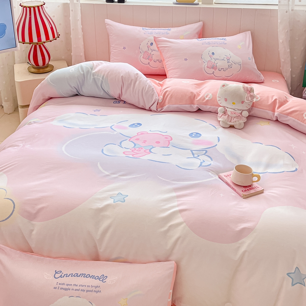 91家纺网 家纺一手货源 找家纺 博雅 2026春夏新款三丽鸥新花型全棉纯棉大版印花四件套 全棉大版-粉色星星玉桂狗