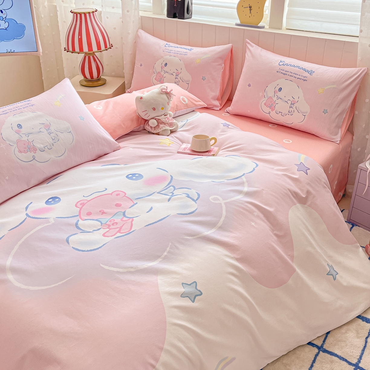 91家纺网 家纺一手货源 找家纺 博雅 2026春夏新款三丽鸥新花型全棉纯棉大版印花四件套 全棉大版-粉色星星玉桂狗