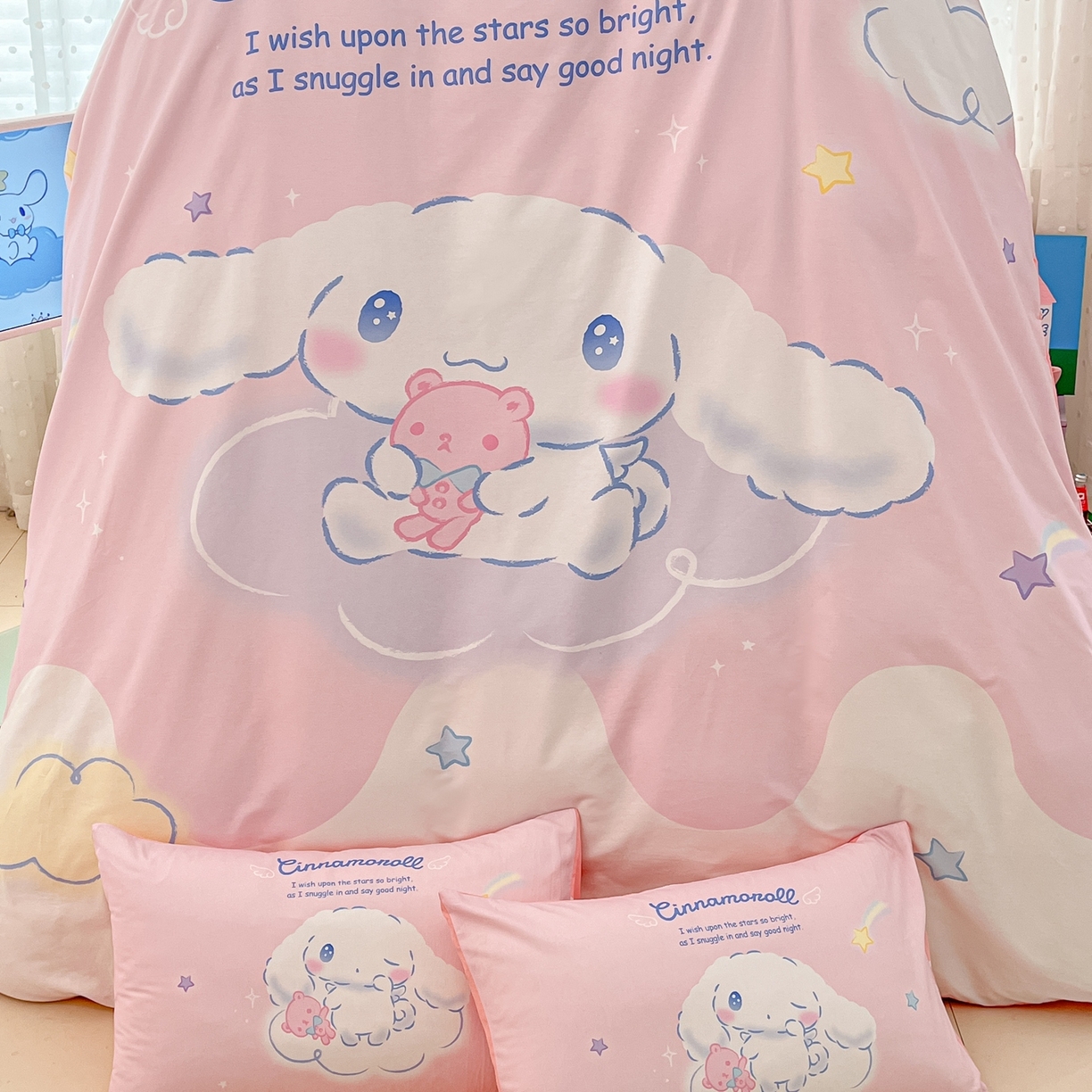 91家纺网 家纺一手货源 找家纺 博雅 2026春夏新款三丽鸥新花型全棉纯棉大版印花四件套 全棉大版-粉色星星玉桂狗