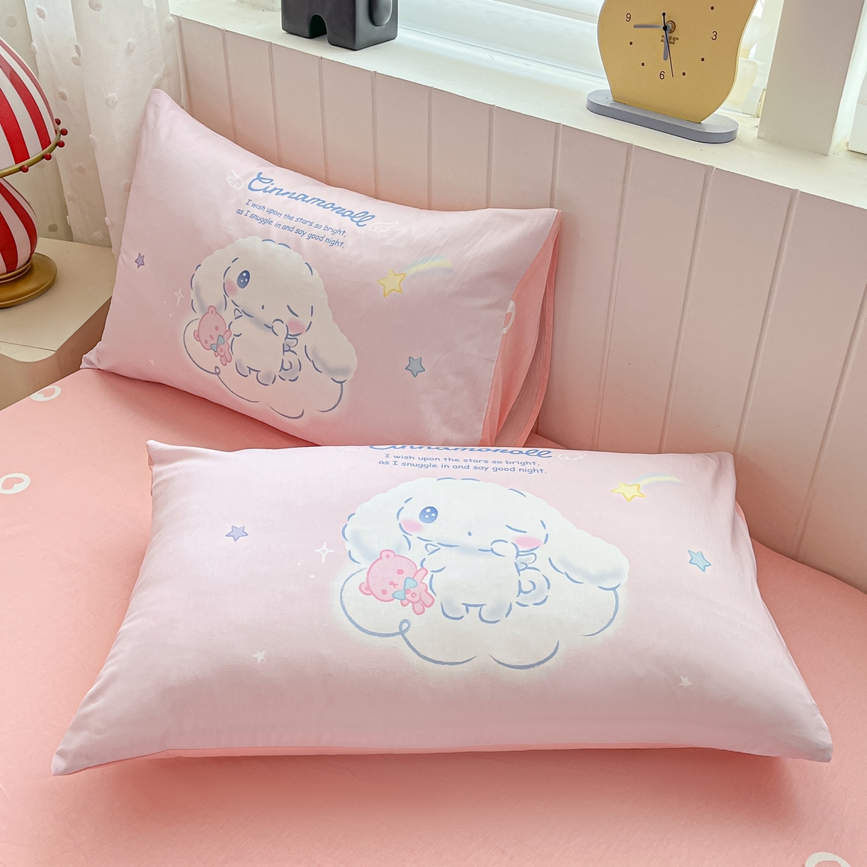 91家纺网 家纺一手货源 找家纺 博雅 2026春夏新款三丽鸥新花型全棉纯棉大版印花四件套 全棉大版-粉色星星玉桂狗