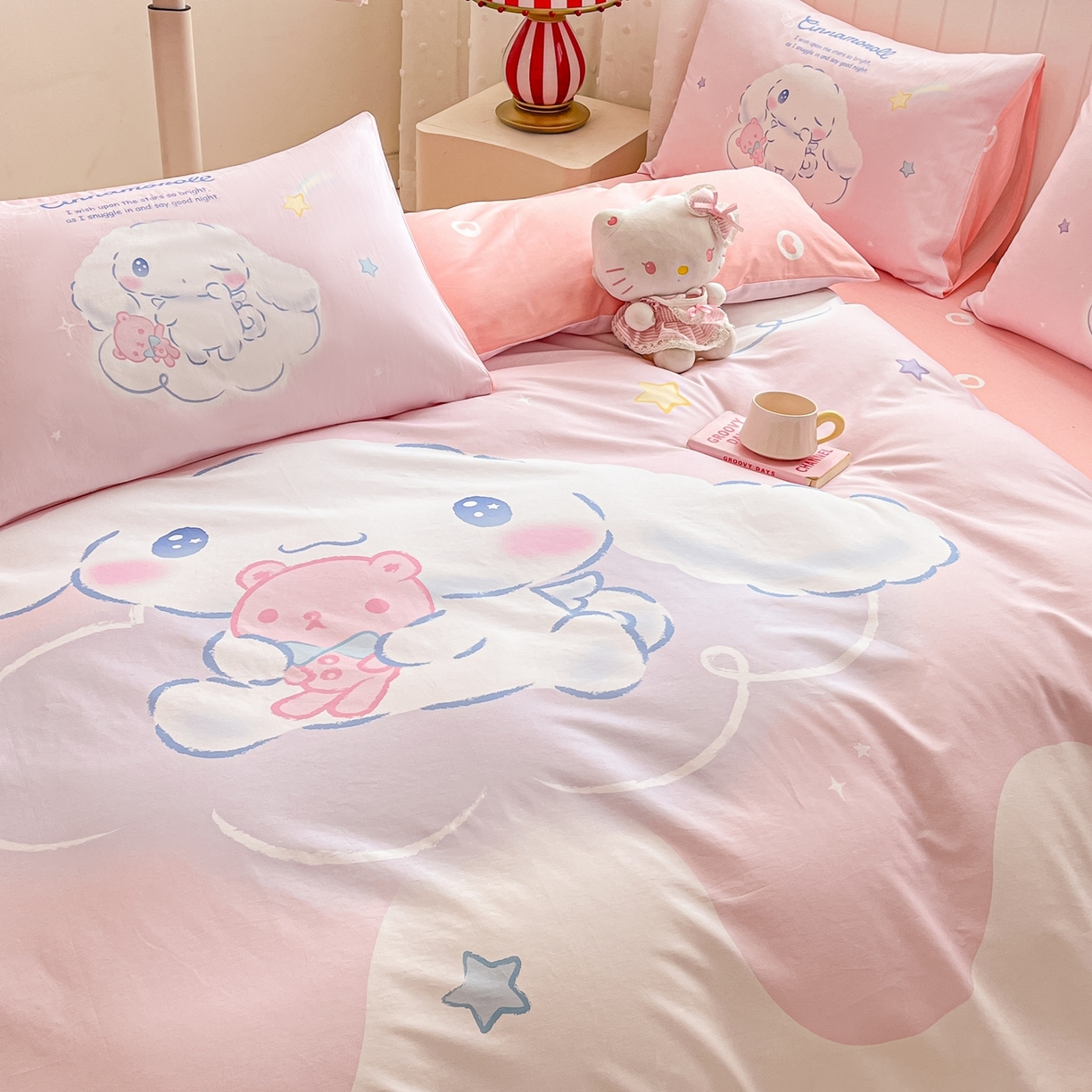 91家纺网 家纺一手货源 找家纺 博雅 2026春夏新款三丽鸥新花型全棉纯棉大版印花四件套 全棉大版-粉色星星玉桂狗