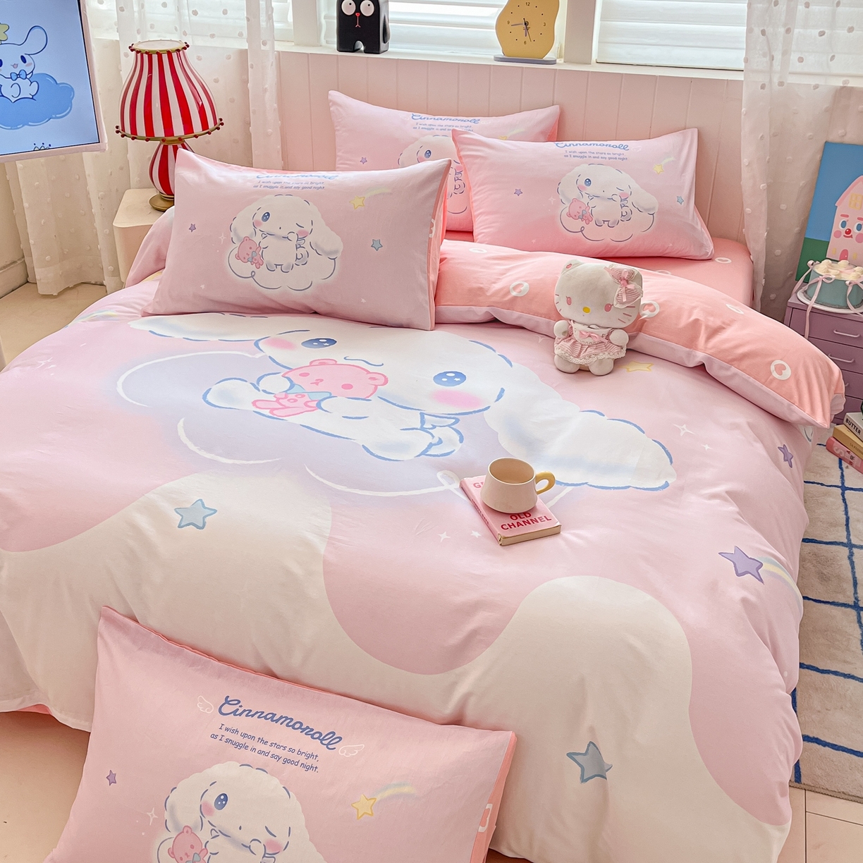 91家纺网 家纺一手货源 找家纺 博雅 2026春夏新款三丽鸥新花型全棉纯棉大版印花四件套 全棉大版-粉色星星玉桂狗