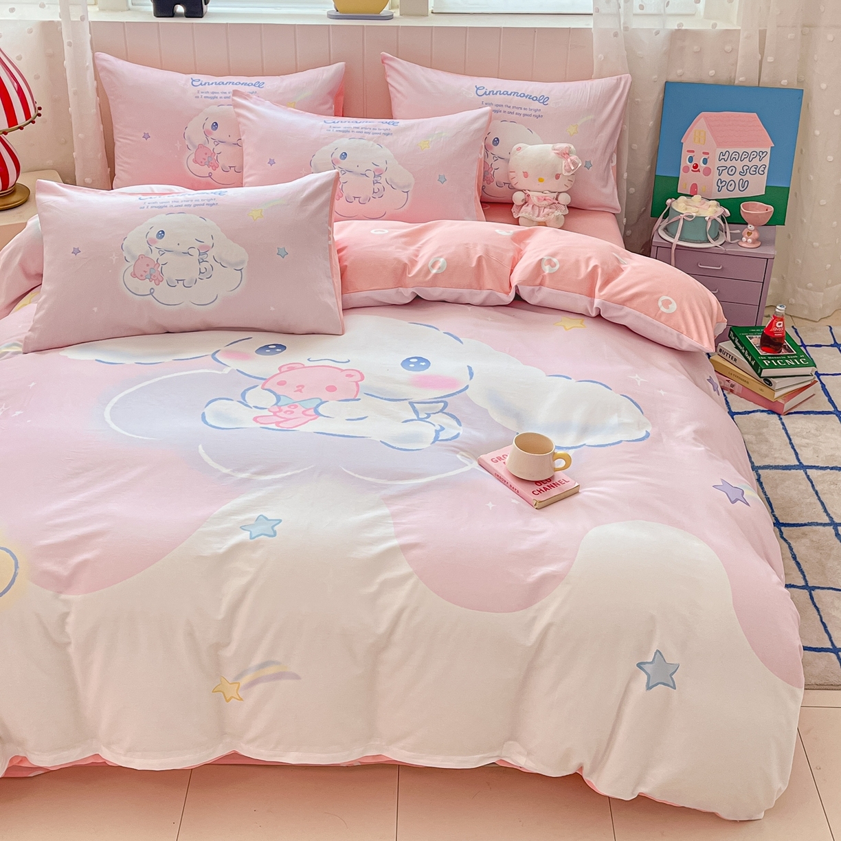 91家纺网 家纺一手货源 找家纺 博雅 2026春夏新款三丽鸥新花型全棉纯棉大版印花四件套 全棉大版-粉色星星玉桂狗