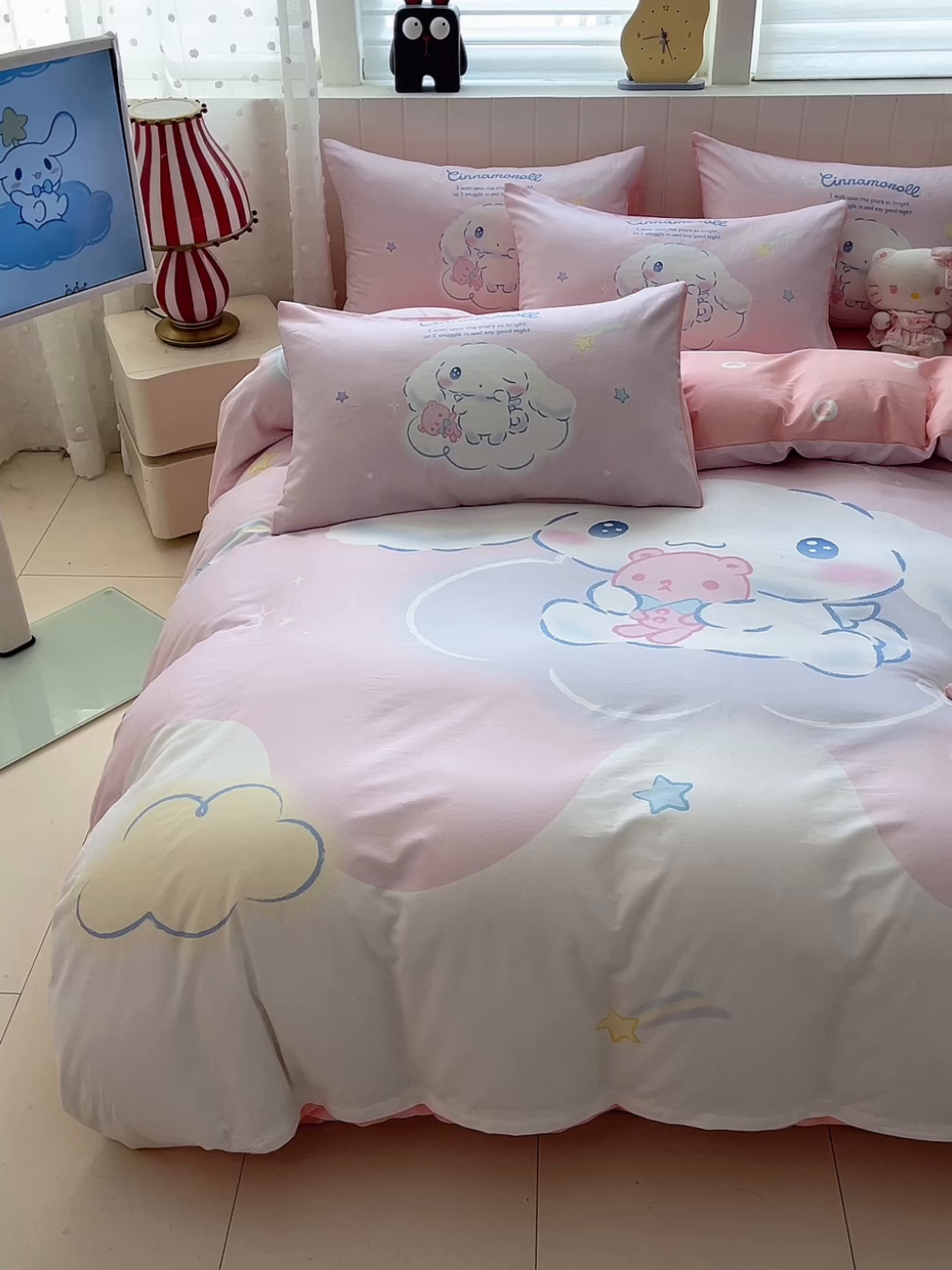 91家纺网 家纺一手货源 找家纺 博雅 2026春夏新款三丽鸥新花型全棉纯棉大版印花四件套 全棉大版-粉色星星玉桂狗