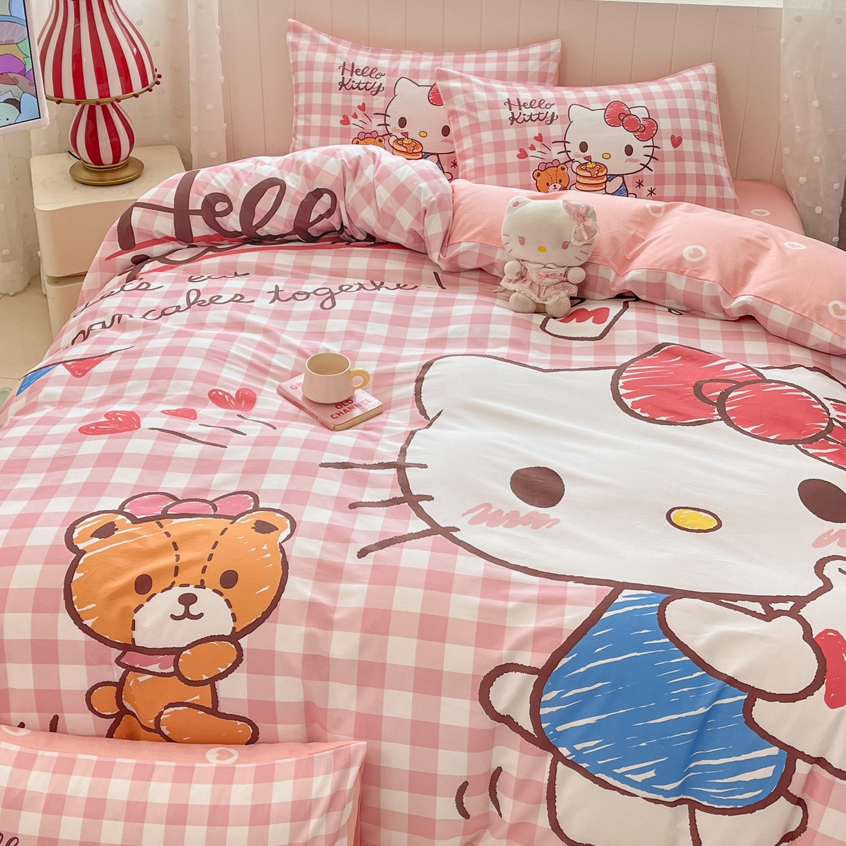 91家纺网 家纺一手货源 找家纺 博雅 2026春夏新款三丽鸥新花型全棉纯棉大版印花四件套 全棉大版-格子kt