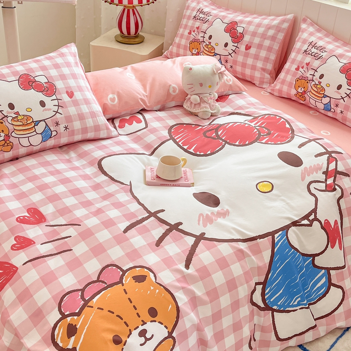 91家纺网 家纺一手货源 找家纺 博雅 2026春夏新款三丽鸥新花型全棉纯棉大版印花四件套 全棉大版-格子kt