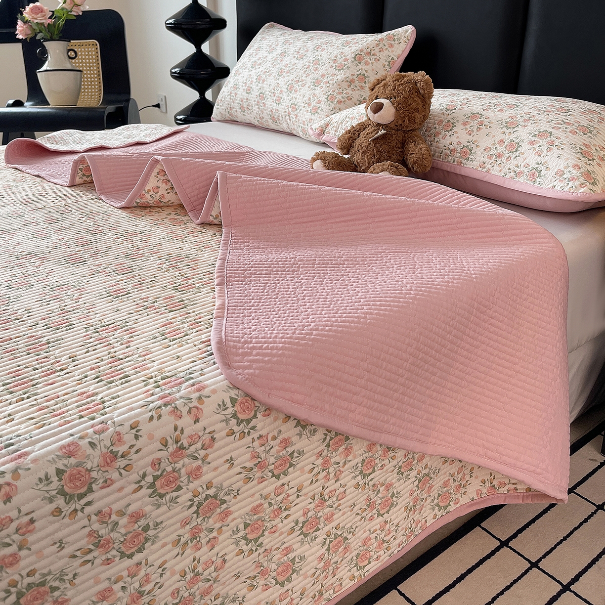 91家纺网 家纺一手货源 找家纺 金丝兔 2026新款复古碎花亲肤水洗棉单床盖仿棉夹棉床盖床盖三件套 巴黎恋人