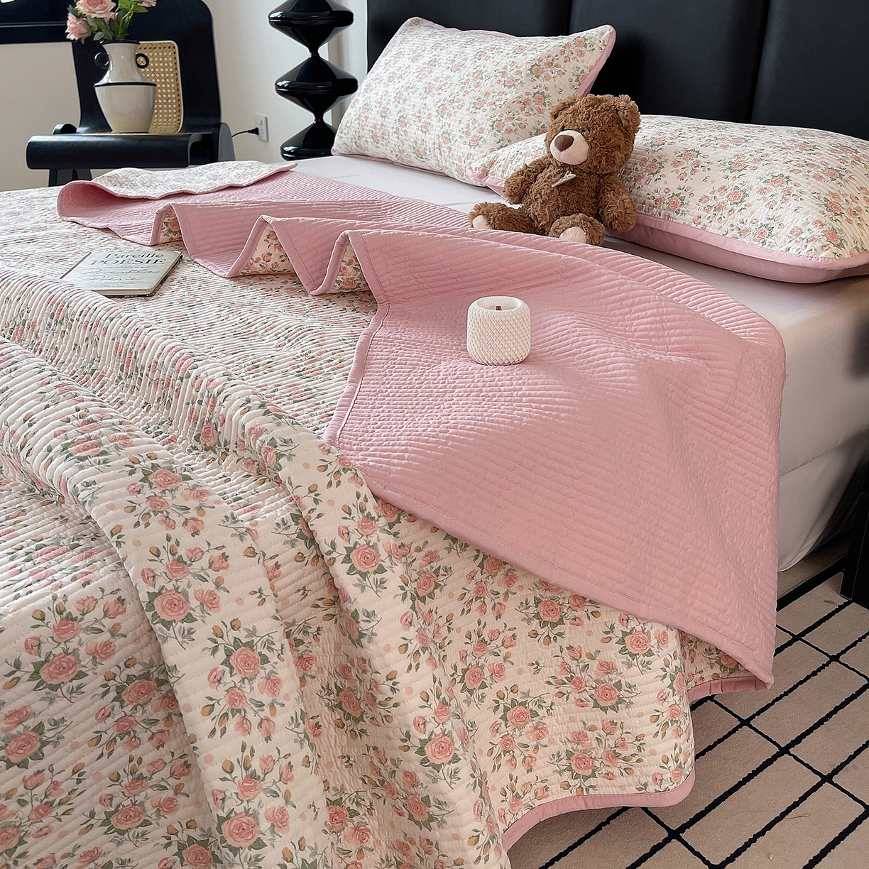 91家纺网 家纺一手货源 找家纺 金丝兔 2026新款复古碎花亲肤水洗棉单床盖仿棉夹棉床盖床盖三件套 巴黎恋人