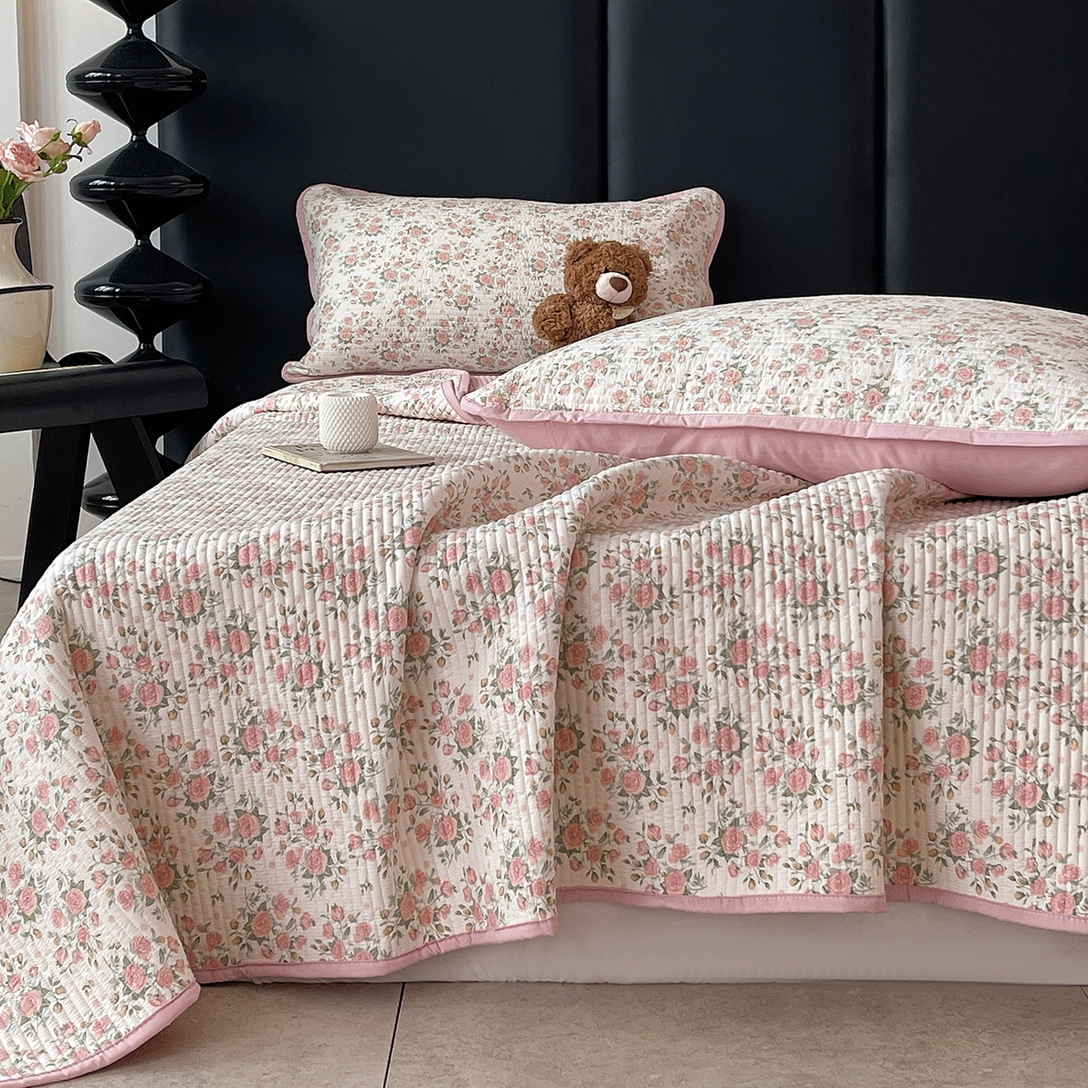 91家纺网 家纺一手货源 找家纺 金丝兔 2026新款复古碎花亲肤水洗棉单床盖仿棉夹棉床盖床盖三件套 巴黎恋人