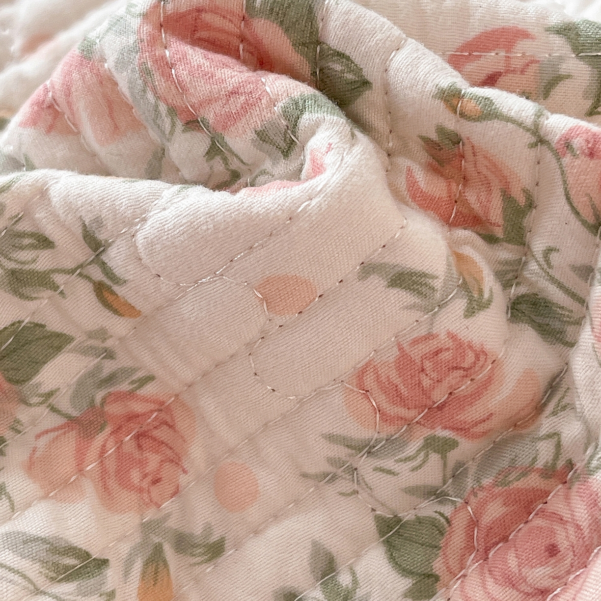 91家纺网 家纺一手货源 找家纺 金丝兔 2026新款复古碎花亲肤水洗棉单床盖仿棉夹棉床盖床盖三件套 巴黎恋人