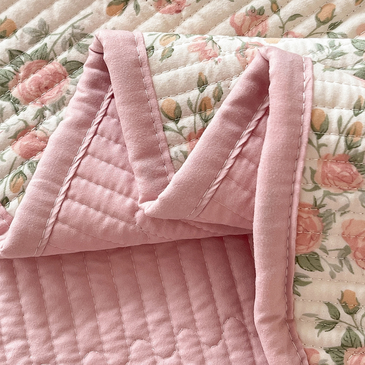 91家纺网 家纺一手货源 找家纺 金丝兔 2026新款复古碎花亲肤水洗棉单床盖仿棉夹棉床盖床盖三件套 巴黎恋人