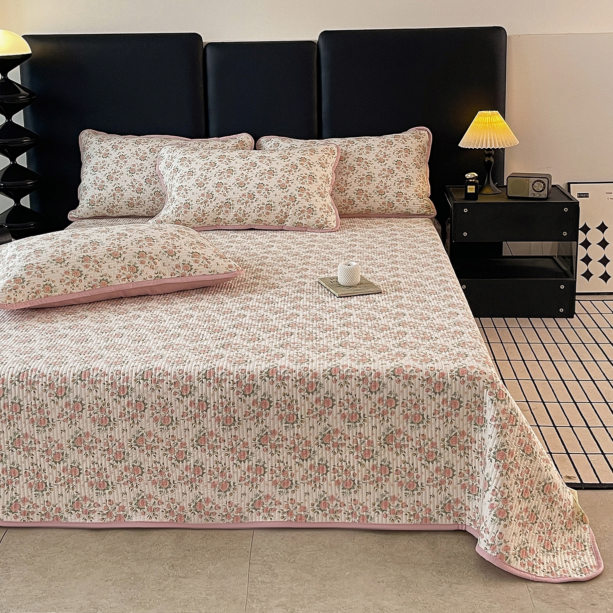 91家纺网 家纺一手货源 找家纺 金丝兔 2026新款复古碎花亲肤水洗棉单床盖仿棉夹棉床盖床盖三件套 巴黎恋人