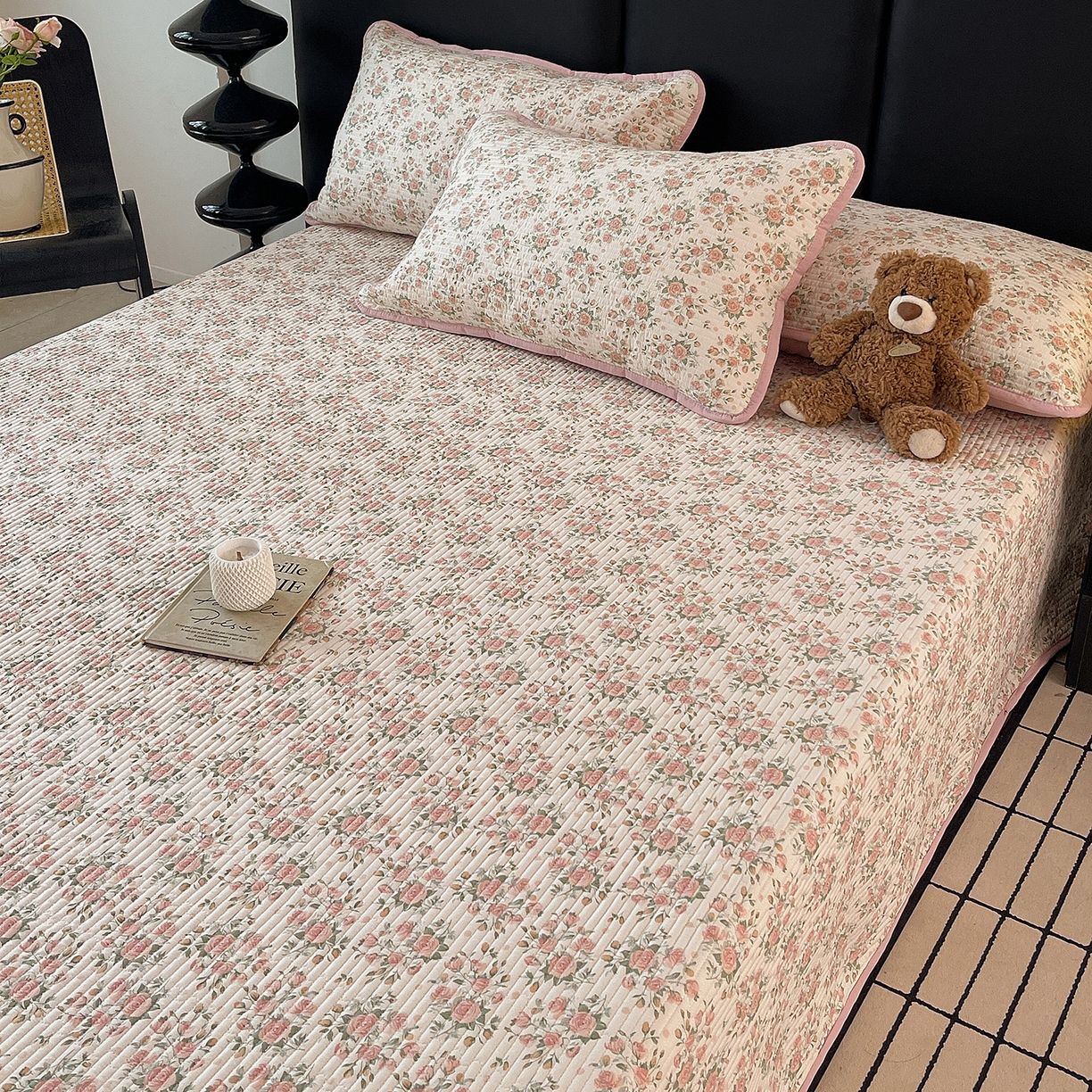 91家纺网 家纺一手货源 找家纺 金丝兔 2026新款复古碎花亲肤水洗棉单床盖仿棉夹棉床盖床盖三件套 巴黎恋人