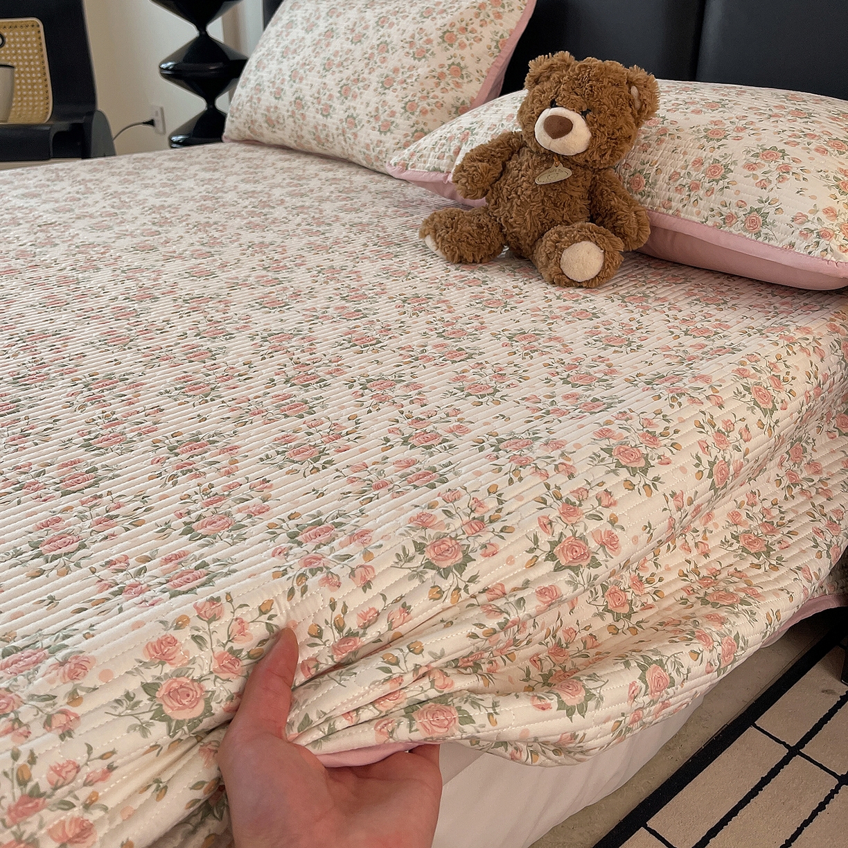 91家纺网 家纺一手货源 找家纺 金丝兔 2026新款复古碎花亲肤水洗棉单床盖仿棉夹棉床盖床盖三件套 巴黎恋人