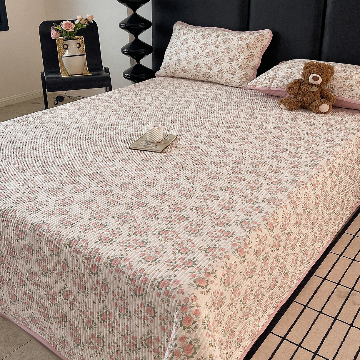 91家纺网 家纺一手货源 找家纺 金丝兔 2026新款复古碎花亲肤水洗棉单床盖仿棉夹棉床盖床盖三件套 巴黎恋人