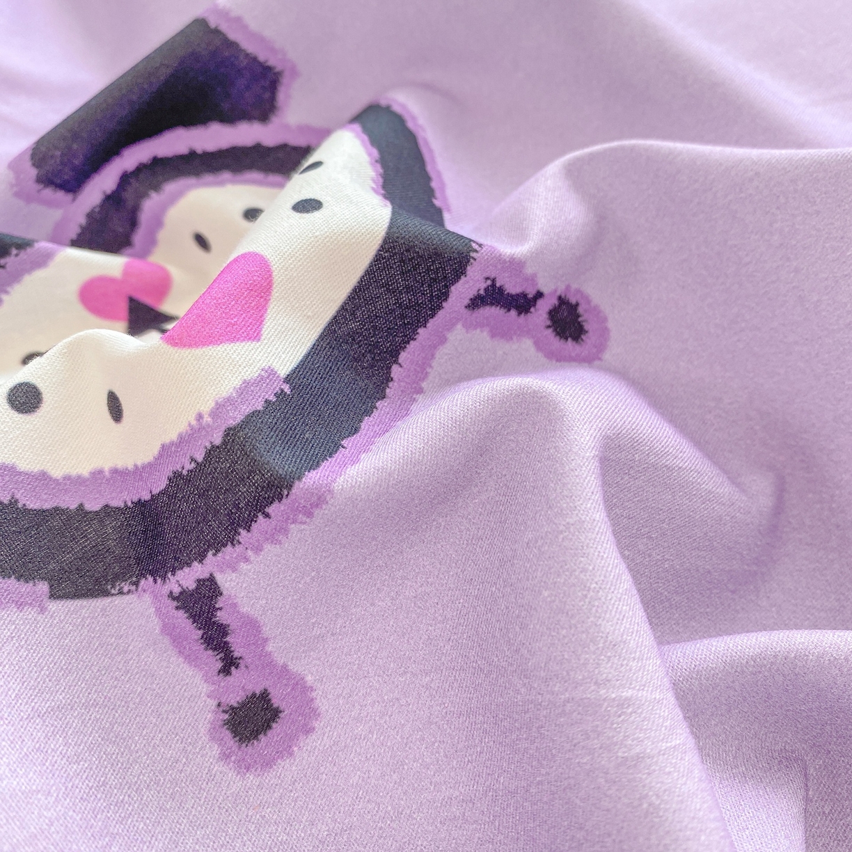 91家纺网 家纺一手货源 找家纺 博雅 2026春夏新款三丽鸥新花型全棉纯棉大版印花四件套 小恶魔库洛米