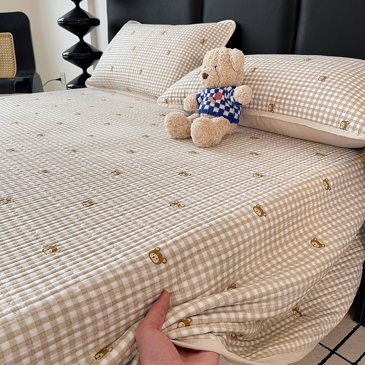 91家纺网 家纺一手货源 找家纺 金丝兔 2026新款复古碎花亲肤水洗棉单床盖仿棉夹棉床盖床盖三件套 呆呆熊