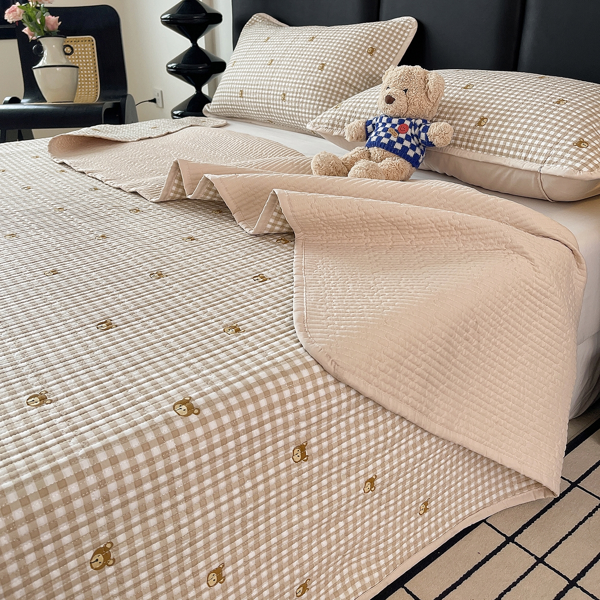 91家纺网 家纺一手货源 找家纺 金丝兔 2026新款复古碎花亲肤水洗棉单床盖仿棉夹棉床盖床盖三件套 呆呆熊