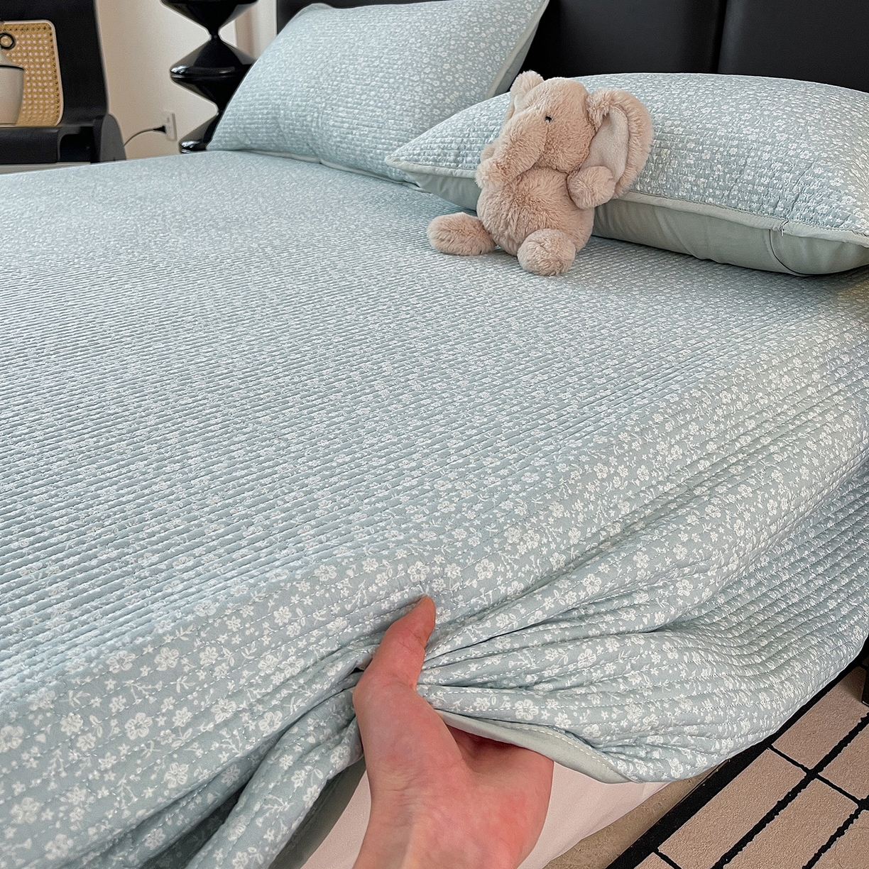 91家纺网 家纺一手货源 找家纺 金丝兔 2026新款复古碎花亲肤水洗棉单床盖仿棉夹棉床盖床盖三件套 朵真