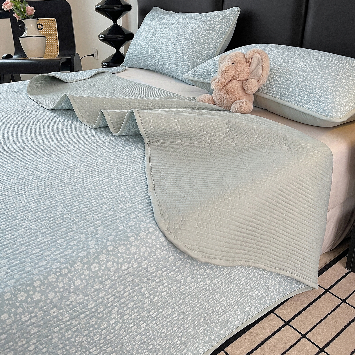 91家纺网 家纺一手货源 找家纺 金丝兔 2026新款复古碎花亲肤水洗棉单床盖仿棉夹棉床盖床盖三件套 朵真