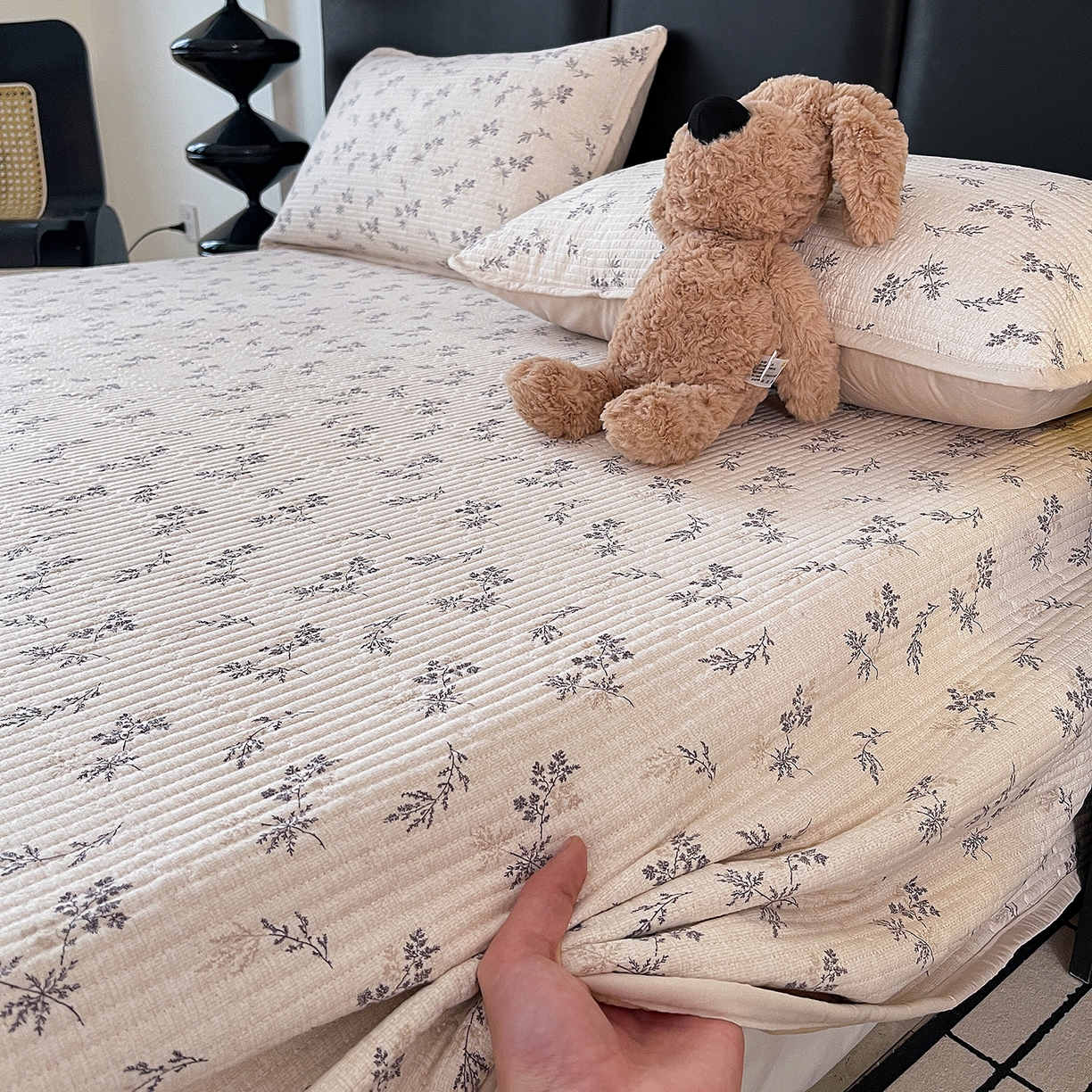 91家纺网 家纺一手货源 找家纺 金丝兔 2026新款复古碎花亲肤水洗棉单床盖仿棉夹棉床盖床盖三件套 蔓枝