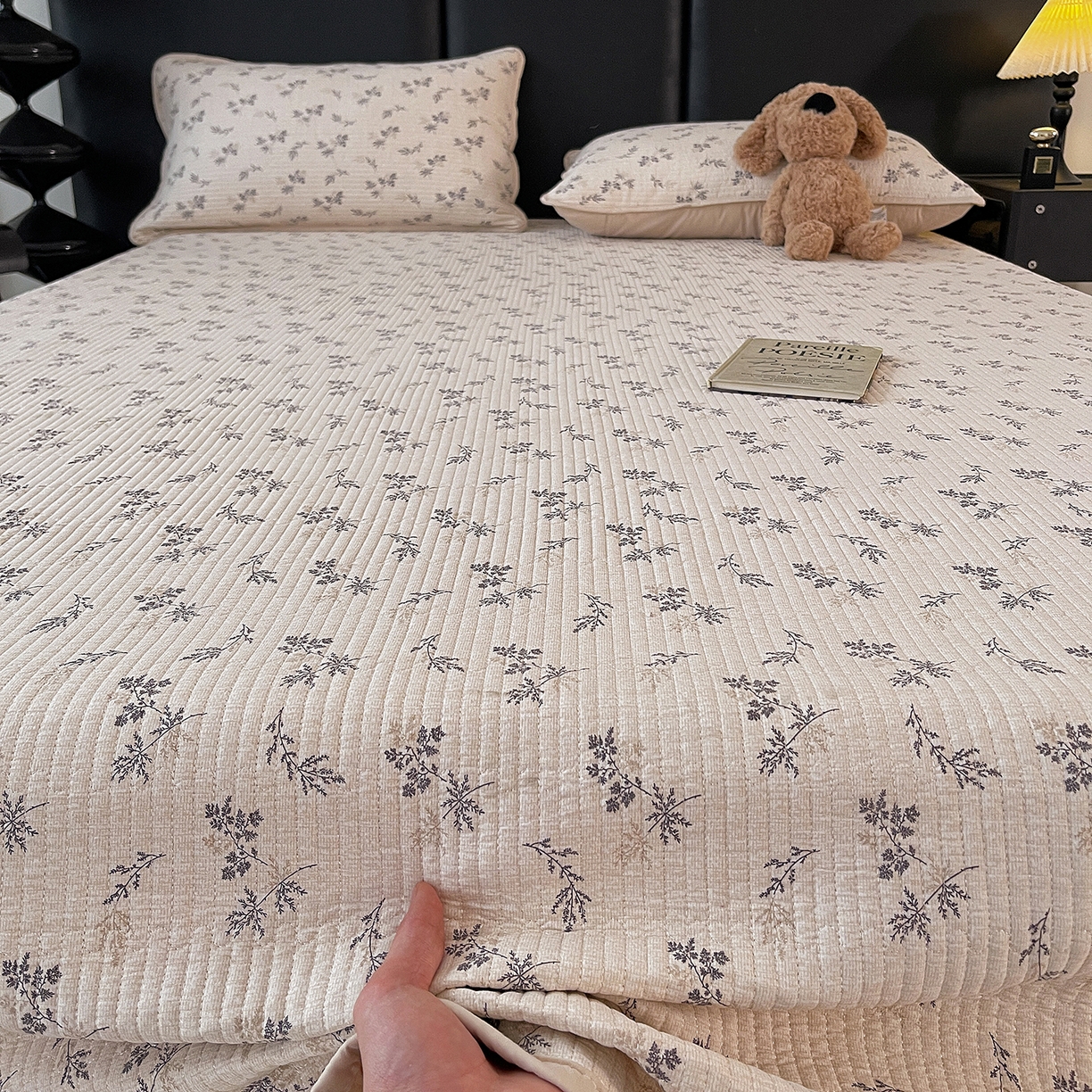 91家纺网 家纺一手货源 找家纺 金丝兔 2026新款复古碎花亲肤水洗棉单床盖仿棉夹棉床盖床盖三件套 蔓枝