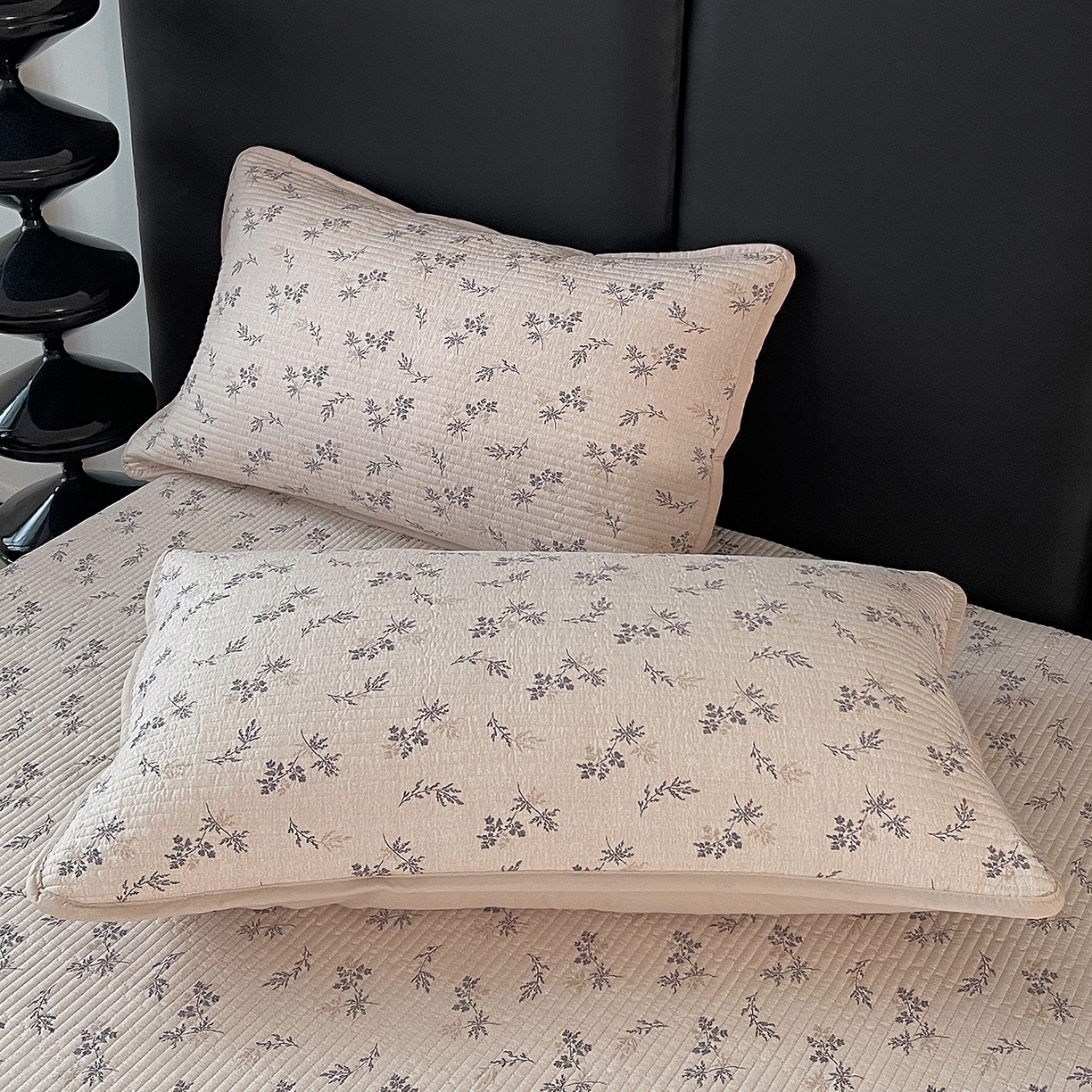 91家纺网 家纺一手货源 找家纺 金丝兔 2026新款复古碎花亲肤水洗棉单床盖仿棉夹棉床盖床盖三件套 蔓枝