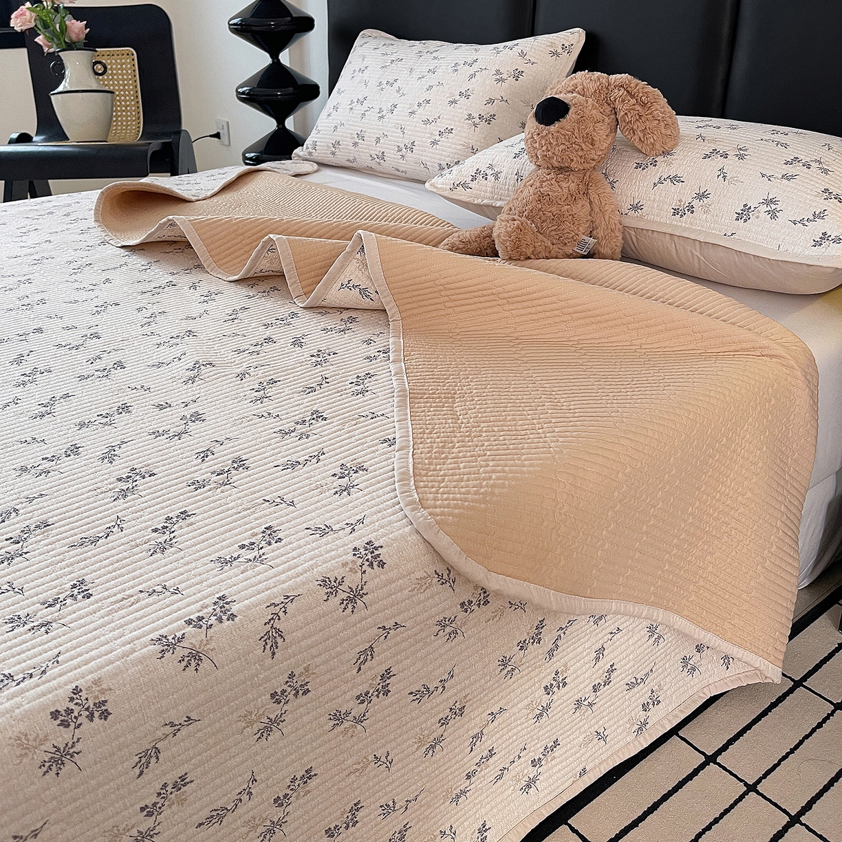 91家纺网 家纺一手货源 找家纺 金丝兔 2026新款复古碎花亲肤水洗棉单床盖仿棉夹棉床盖床盖三件套 蔓枝