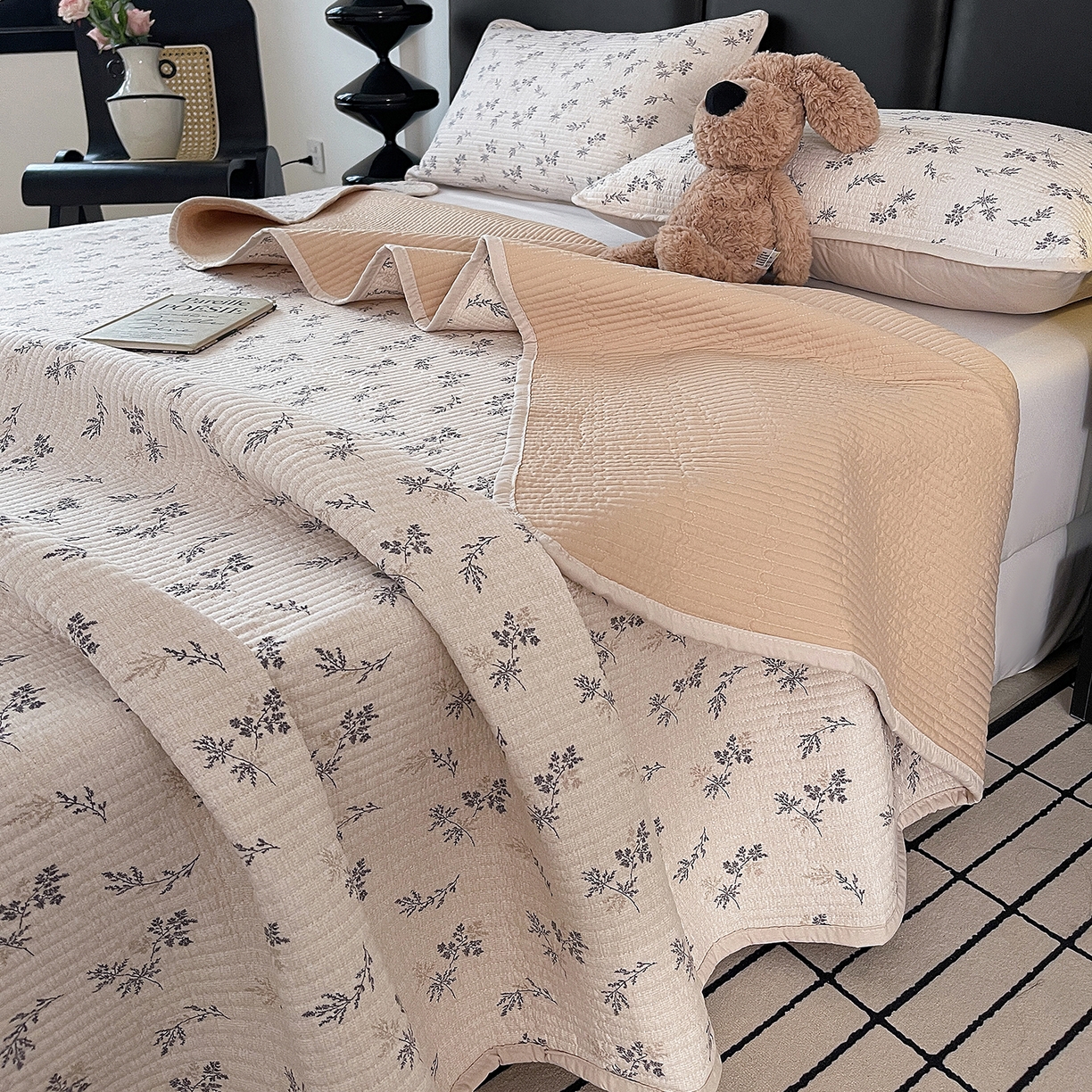 91家纺网 家纺一手货源 找家纺 金丝兔 2026新款复古碎花亲肤水洗棉单床盖仿棉夹棉床盖床盖三件套 蔓枝