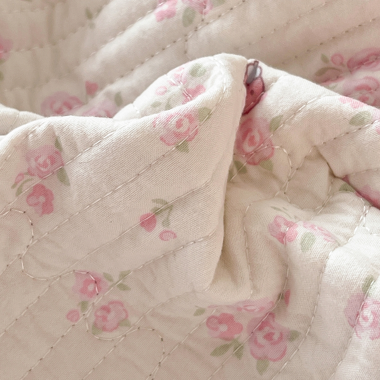 91家纺网 家纺一手货源 找家纺 金丝兔 2026新款复古碎花亲肤水洗棉单床盖仿棉夹棉床盖床盖三件套 小花喵