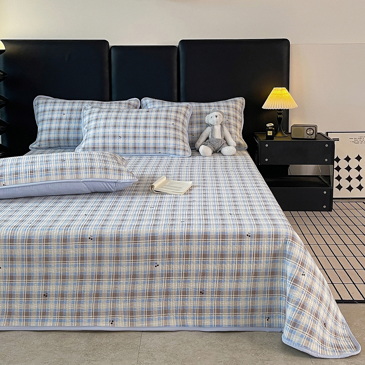 91家纺网 家纺一手货源 找家纺 金丝兔 2026新款复古碎花亲肤水洗棉单床盖仿棉夹棉床盖床盖三件套 樱桃小格