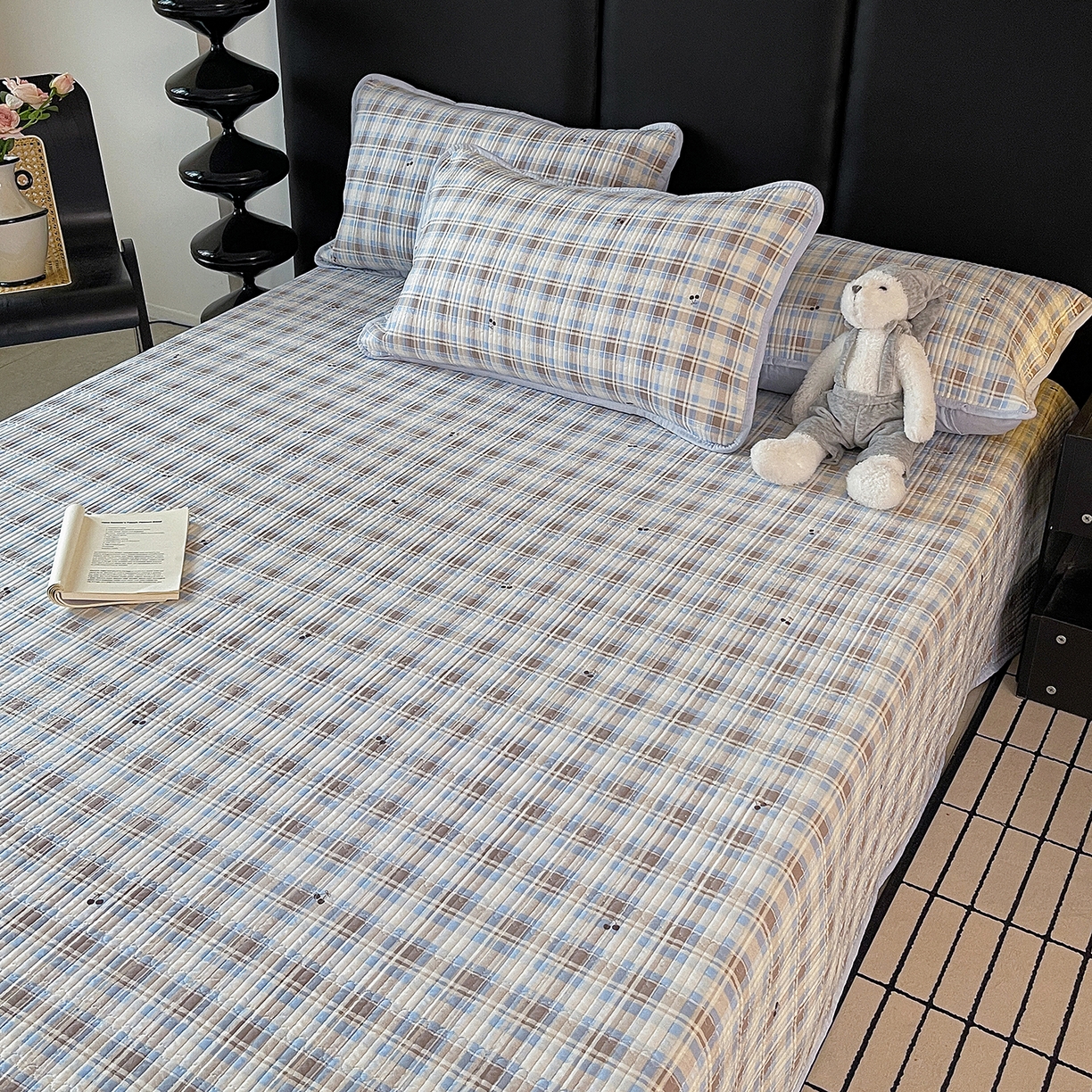 91家纺网 家纺一手货源 找家纺 金丝兔 2026新款复古碎花亲肤水洗棉单床盖仿棉夹棉床盖床盖三件套 樱桃小格