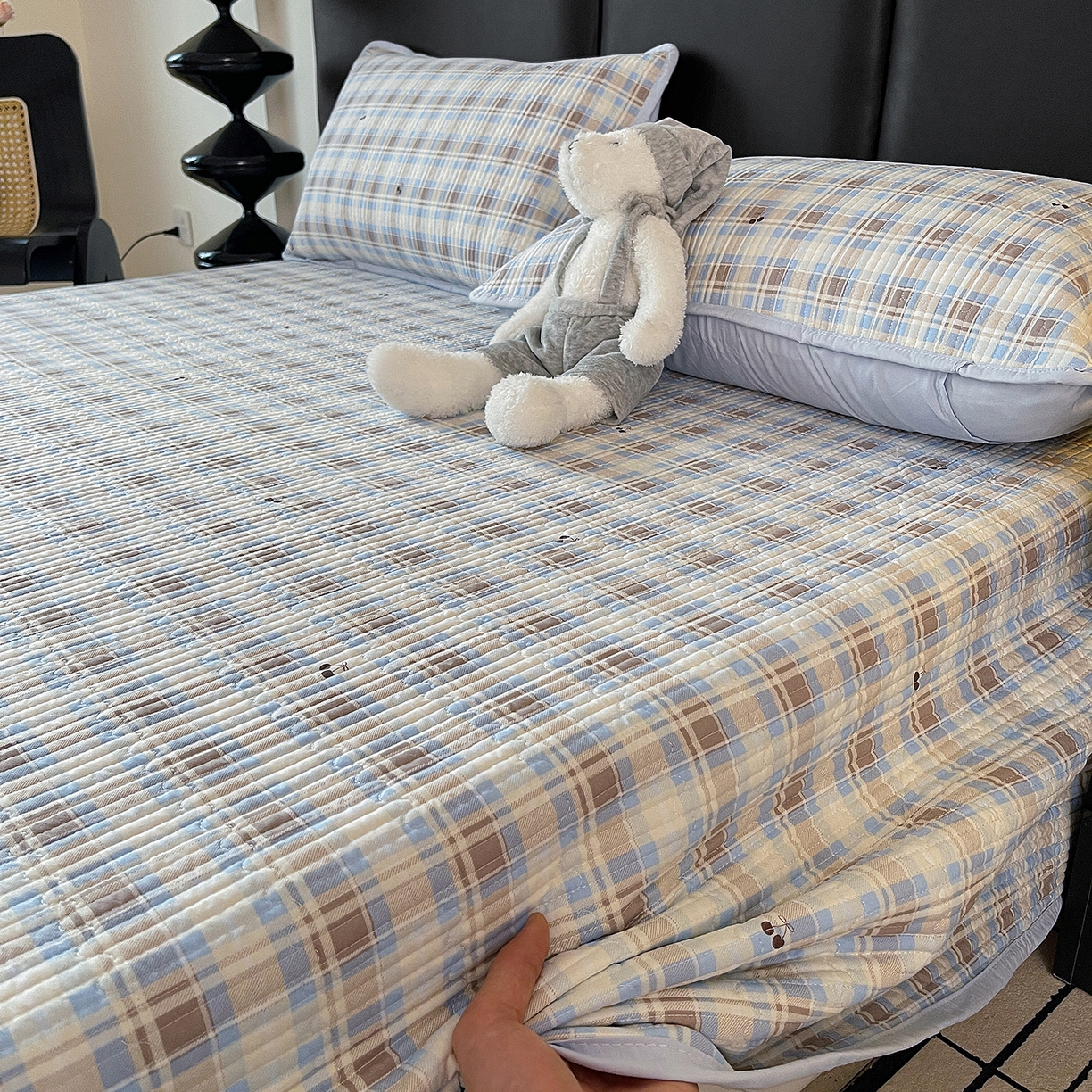 91家纺网 家纺一手货源 找家纺 金丝兔 2026新款复古碎花亲肤水洗棉单床盖仿棉夹棉床盖床盖三件套 樱桃小格