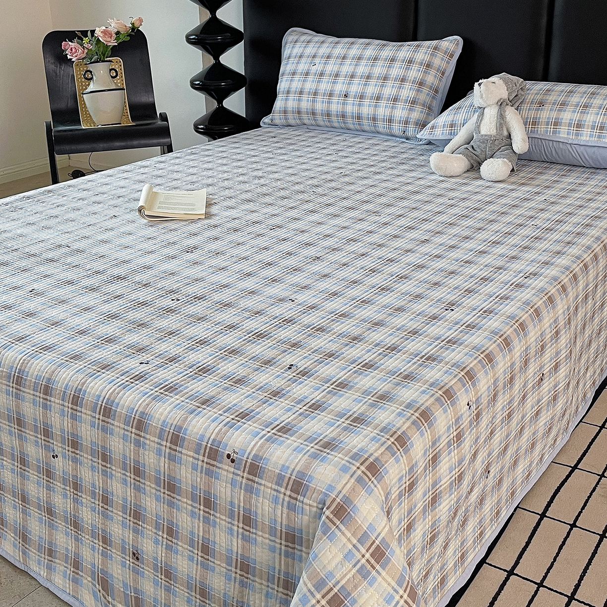 91家纺网 家纺一手货源 找家纺 金丝兔 2026新款复古碎花亲肤水洗棉单床盖仿棉夹棉床盖床盖三件套 樱桃小格