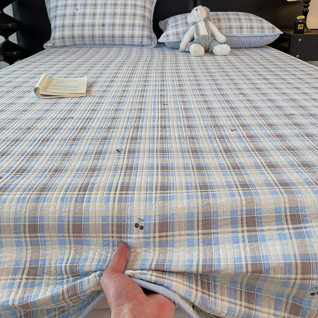 91家纺网 家纺一手货源 找家纺 金丝兔 2026新款复古碎花亲肤水洗棉单床盖仿棉夹棉床盖床盖三件套 樱桃小格