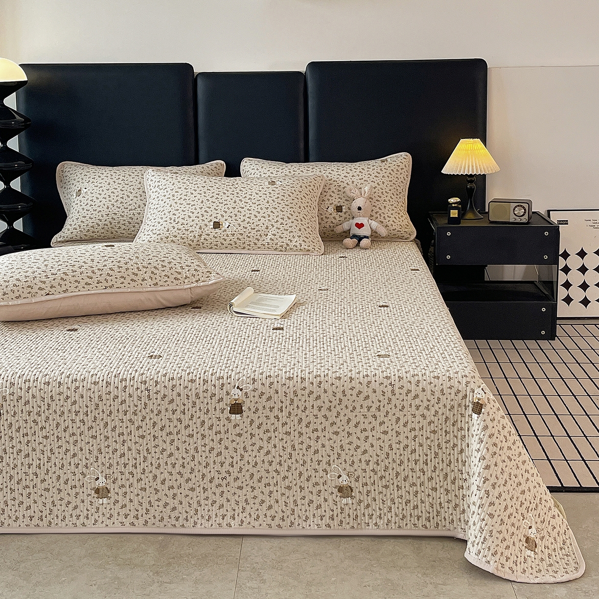 91家纺网 家纺一手货源 找家纺 金丝兔 2026新款复古碎花亲肤水洗棉单床盖仿棉夹棉床盖床盖三件套 遇见