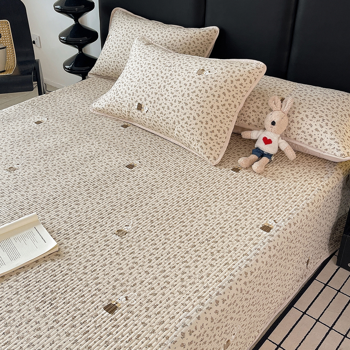 91家纺网 家纺一手货源 找家纺 金丝兔 2026新款复古碎花亲肤水洗棉单床盖仿棉夹棉床盖床盖三件套 遇见