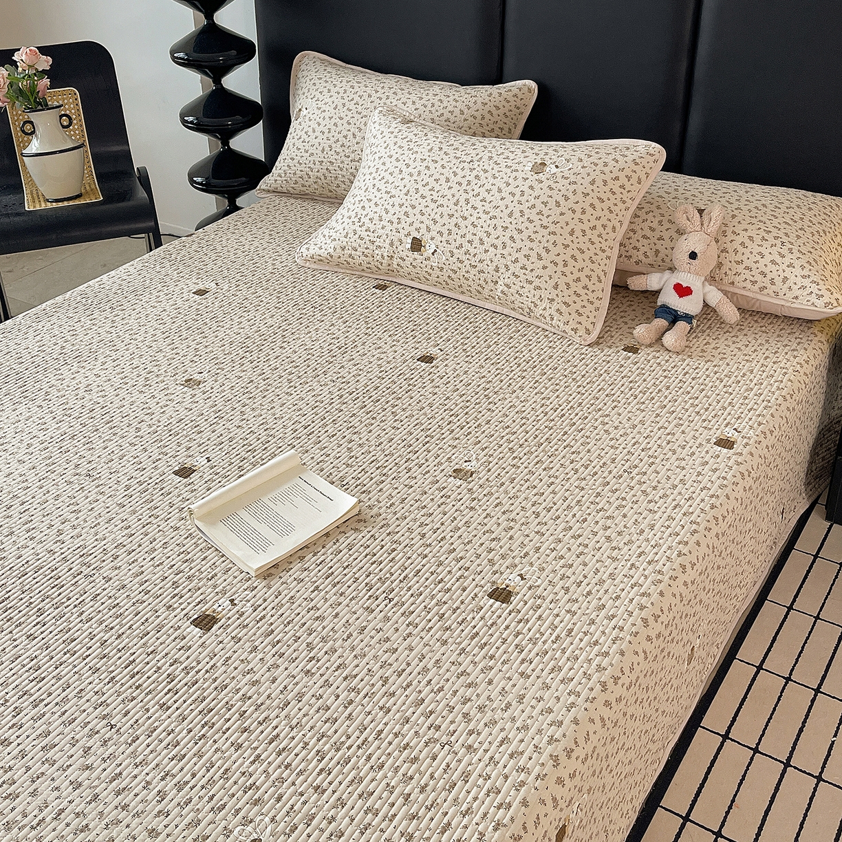 91家纺网 家纺一手货源 找家纺 金丝兔 2026新款复古碎花亲肤水洗棉单床盖仿棉夹棉床盖床盖三件套 遇见