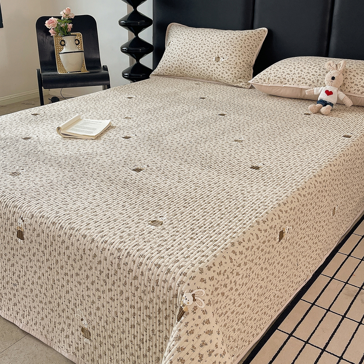 91家纺网 家纺一手货源 找家纺 金丝兔 2026新款复古碎花亲肤水洗棉单床盖仿棉夹棉床盖床盖三件套 遇见