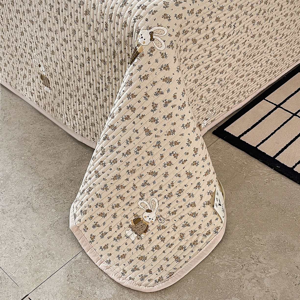 91家纺网 家纺一手货源 找家纺 金丝兔 2026新款复古碎花亲肤水洗棉单床盖仿棉夹棉床盖床盖三件套 遇见