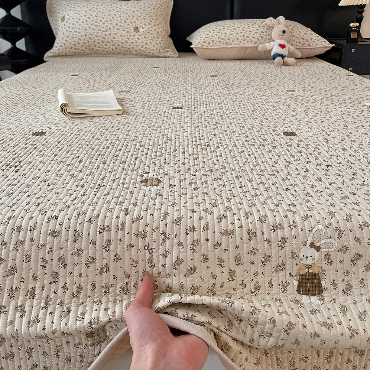 91家纺网 家纺一手货源 找家纺 金丝兔 2026新款复古碎花亲肤水洗棉单床盖仿棉夹棉床盖床盖三件套 遇见