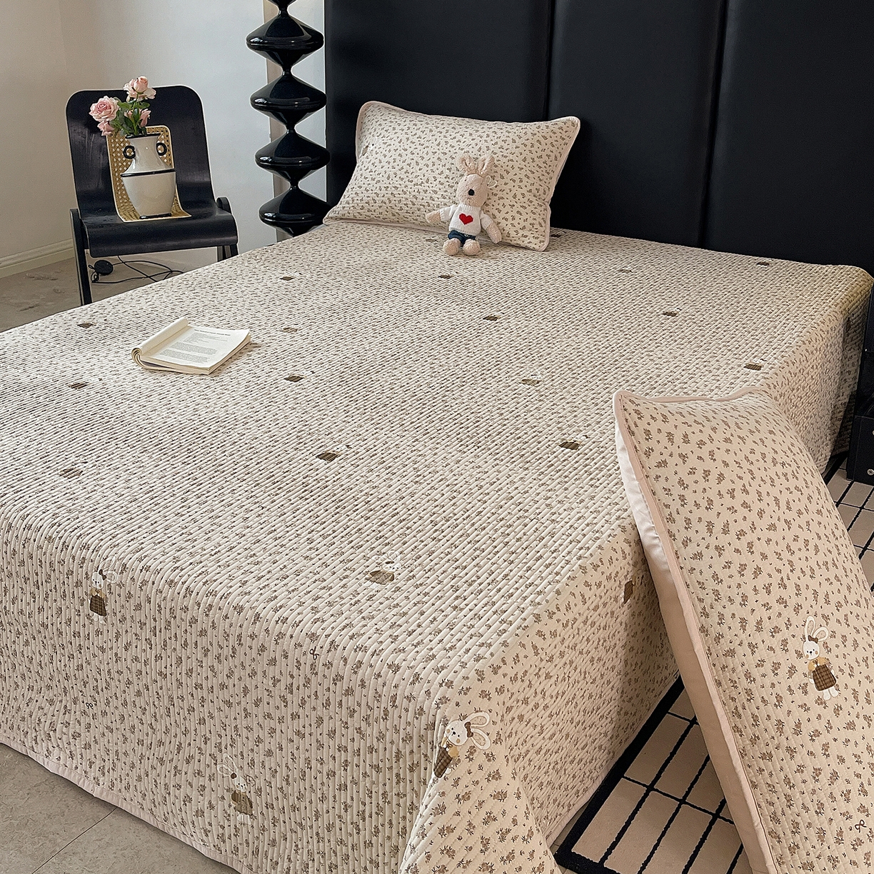 91家纺网 家纺一手货源 找家纺 金丝兔 2026新款复古碎花亲肤水洗棉单床盖仿棉夹棉床盖床盖三件套 遇见