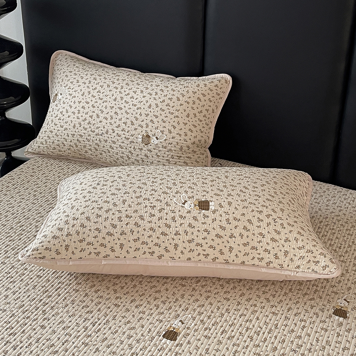 91家纺网 家纺一手货源 找家纺 金丝兔 2026新款复古碎花亲肤水洗棉单床盖仿棉夹棉床盖床盖三件套 遇见