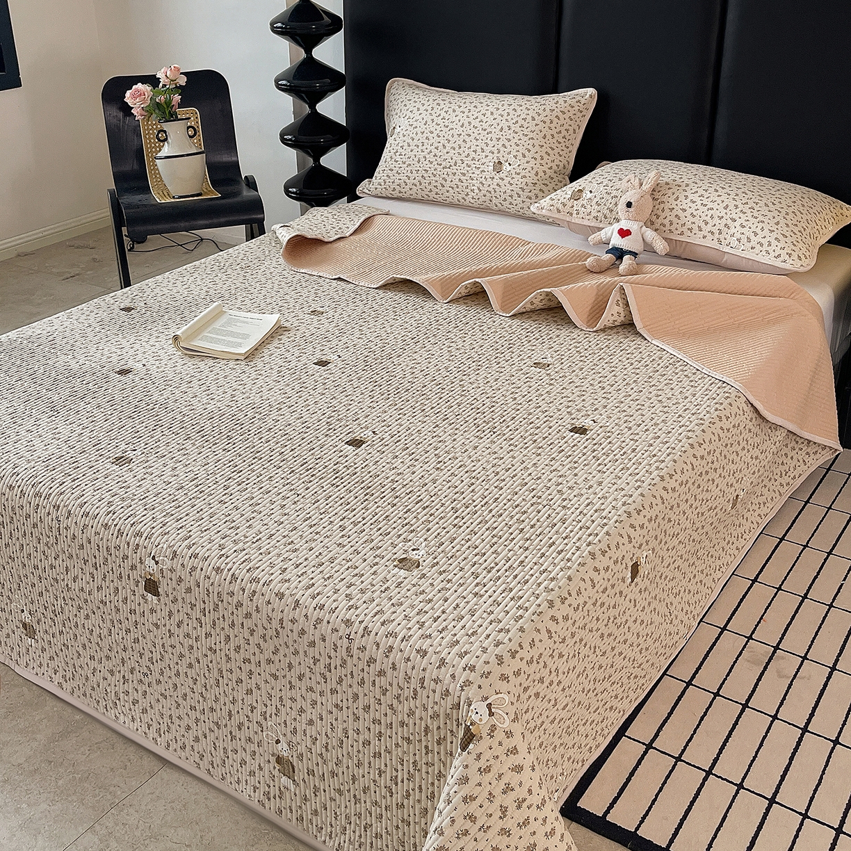 91家纺网 家纺一手货源 找家纺 金丝兔 2026新款复古碎花亲肤水洗棉单床盖仿棉夹棉床盖床盖三件套 遇见